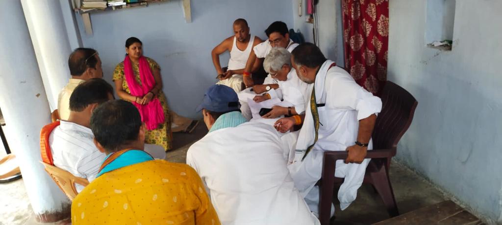 vishnumppalamu's tweet photo. छतरपुर में भारतीय जनता पार्टी के वरिष्ठ कार्यकर्ता श्रीमती सुमन गुप्ता की पुत्री अदिति के असामयिक मृत्यु की सूचना पाकर उनके घर पहुंचा और इस दुःख की घड़ी में उन्हें सांत्वना दी।
@narendramodi 
@dprakashbjp 
@blsanthosh 
@BJP4Jharkhand https://t.co/2i7N1RO3Ei