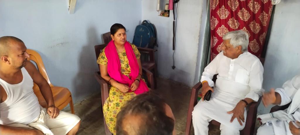 vishnumppalamu's tweet photo. छतरपुर में भारतीय जनता पार्टी के वरिष्ठ कार्यकर्ता श्रीमती सुमन गुप्ता की पुत्री अदिति के असामयिक मृत्यु की सूचना पाकर उनके घर पहुंचा और इस दुःख की घड़ी में उन्हें सांत्वना दी।
@narendramodi 
@dprakashbjp 
@blsanthosh 
@BJP4Jharkhand https://t.co/2i7N1RO3Ei