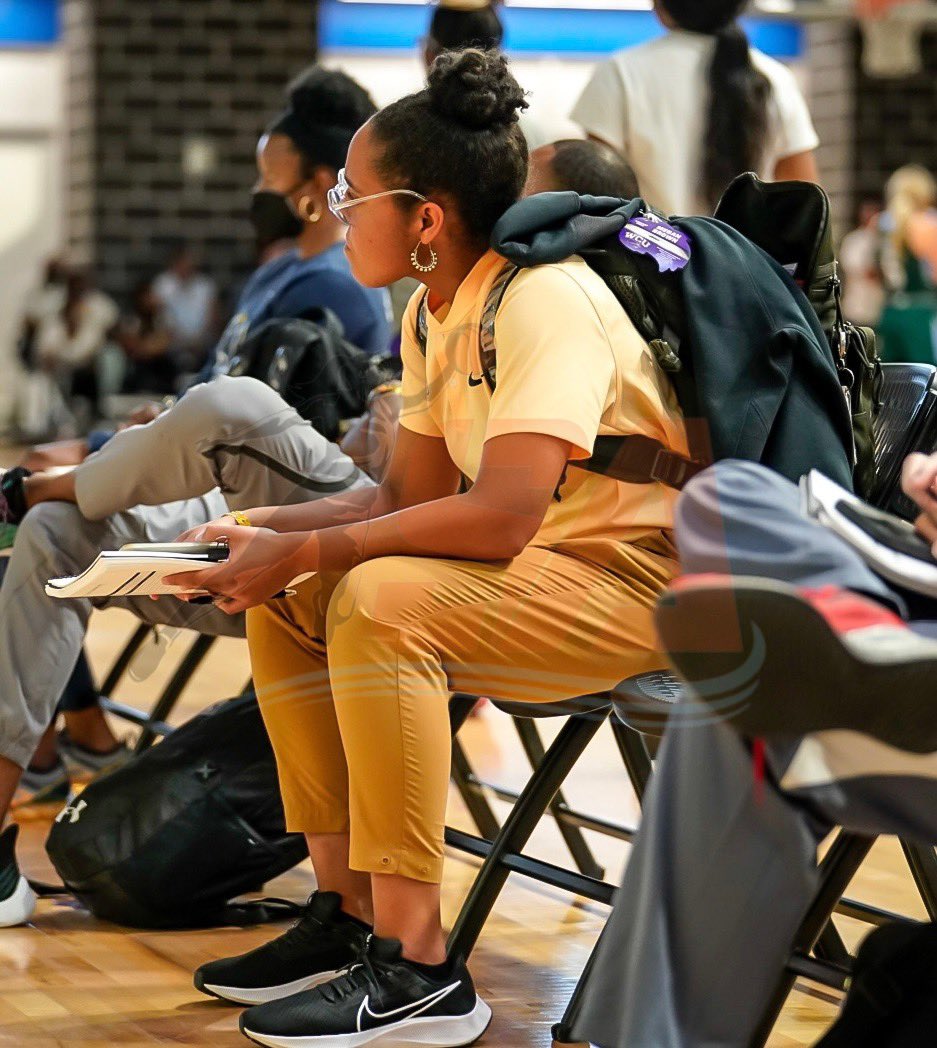 SAthletesLBB's tweet photo. Four of the 22 college coaches checking out the #SouthFlorida #RunninRebels at the #CapitalCoolClassic
@RBA_events @EssenceGirlsBB @FBCMotton https://t.co/2DGC9cPTGO
