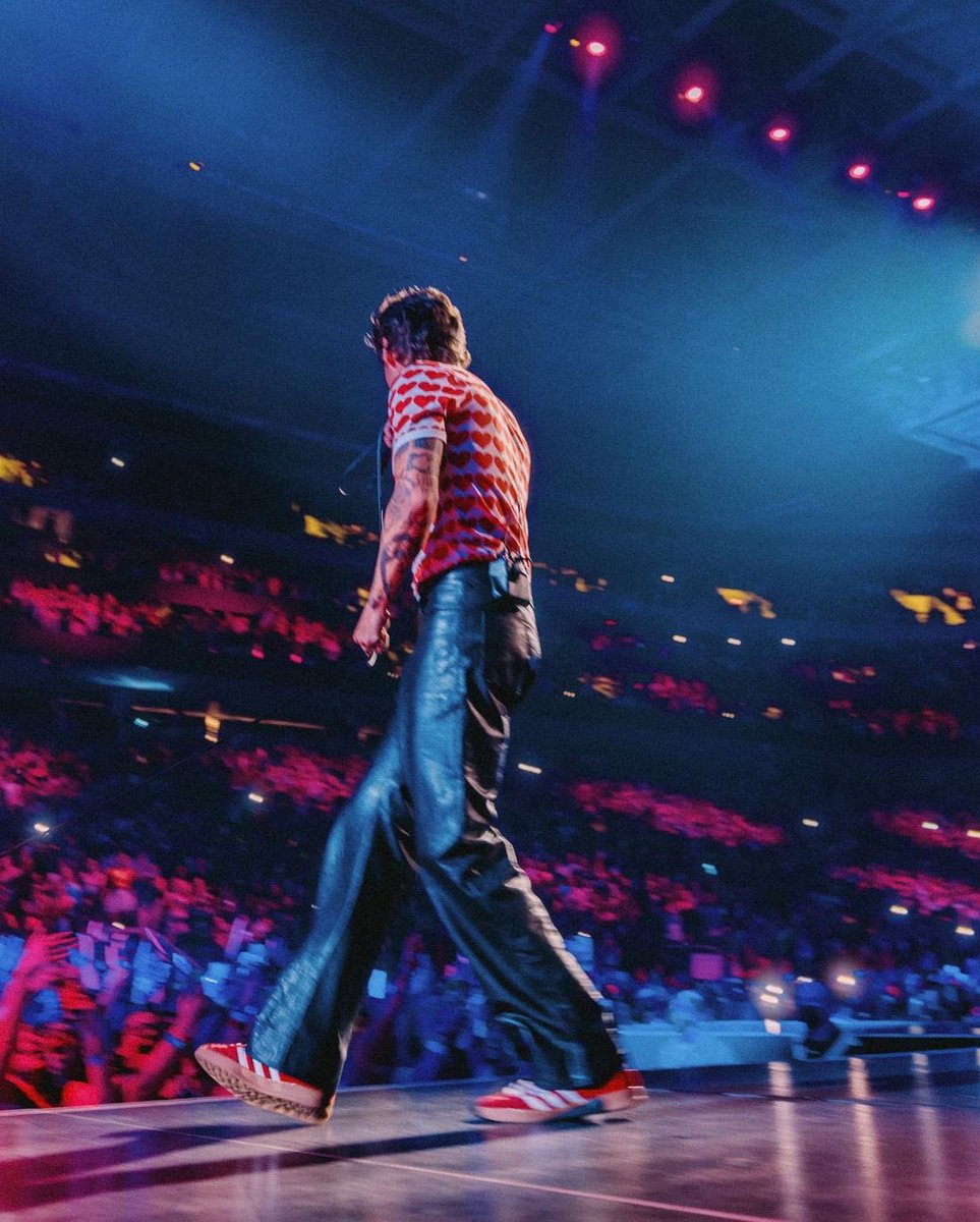 HStylesItalia's tweet photo. Harry fotografato sul palco della One Night Only di New York!📸

#OneNightOnlyNY https://t.co/HrnRBthRVO