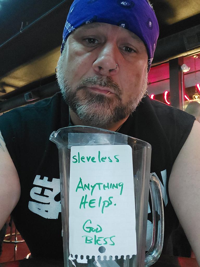 COwsley33's tweet photo. #Gatekeeper @DeadwoodIC #Gehlsen &amp; #Starlos behind the bar 
$3 #DomesticBottles
3.75 #FancyBeers &amp; @stoli 
#NeverACover #pinball #pool #darts #photobooth #megatouch #medievilmadness #bloodymarys https://t.co/gUA2vt4PFl