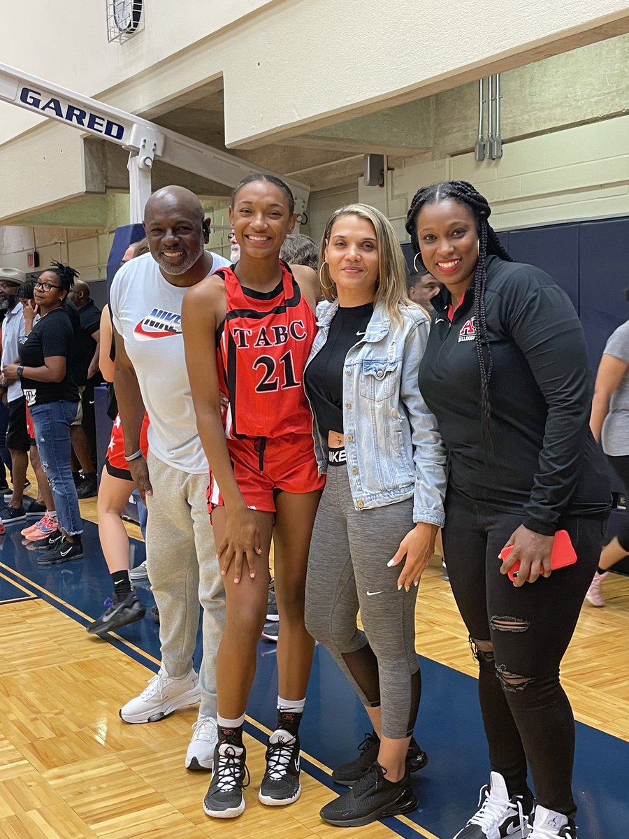 AHS_GirlsBB's tweet photo. FOREVER A DAWG! A culmination of an amazing career! Gabby, We are so proud of you &amp; how you’ve ALWAYS represented this program, school &amp; community! Your Legacy will live on for years to come! Congrats on an AMAZING career! @FBISDAthletics @SFAHS_Bulldogs @gabri_elleeee https://t.co/Yr5z3F5EwO