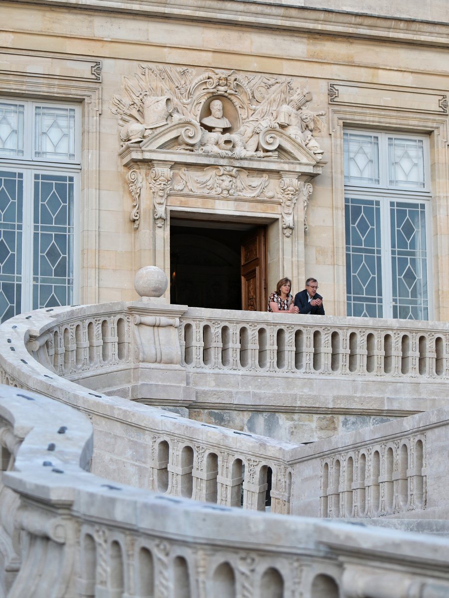 CFontainebleau's tweet photo. 🔴 𝗗𝗘𝗦 𝗔𝗥𝗧𝗜𝗦𝗧𝗘𝗦 🏅 | La restauration de l'escalier en Fer-à-Cheval est une démonstration unique de la qualité des savoir-faire des artisans et ouvriers des multiples entreprises qui sont intervenues sur ce chantier historique. 🇨🇵

𝗗𝗲 𝘃𝗿𝗮𝗶𝘀 𝗮𝗿𝘁𝗶𝘀𝘁𝗲𝘀. https://t.co/ESJxaDteTe