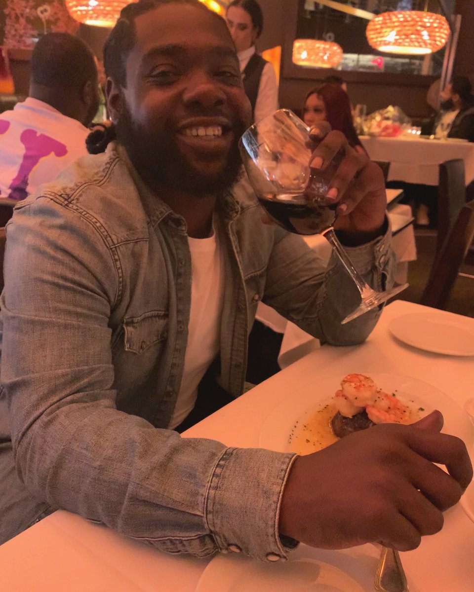 louseeeee's tweet photo. she said the wine too strong 🍷, i said my grind too strong ⚡️ https://t.co/YAyFa6qoin