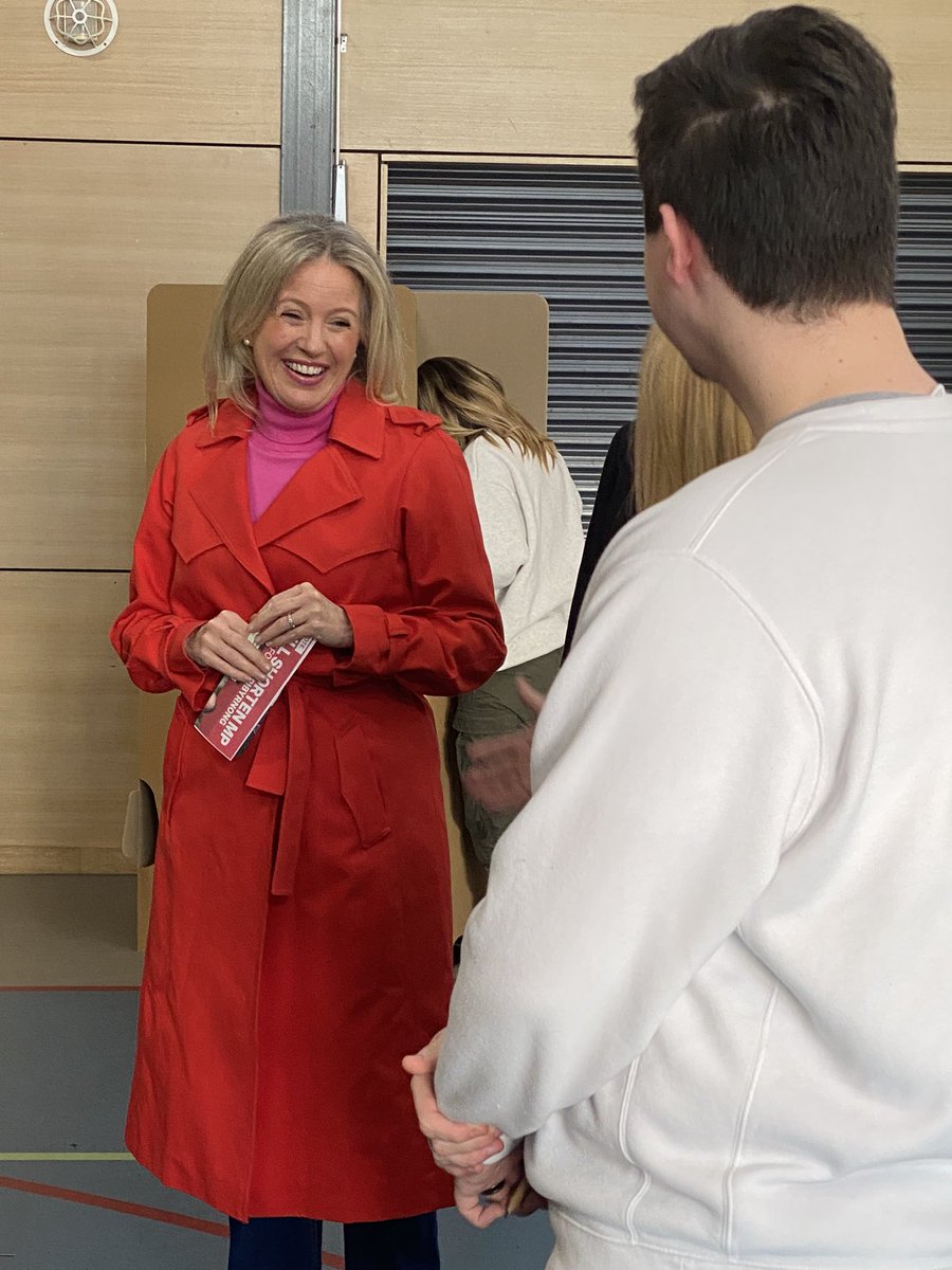 billshortenvcuc's tweet photo. Chloe and I voted in Moonee Ponds today in beautiful weather. We love to see democracy in action. Australia is ready for change. Vote 1 Labor #auspol #AusVotes22 https://t.co/5lvfNSXsvc