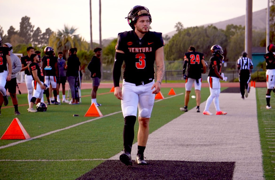 JUCOFFrenzy's tweet photo. 2022 (@VCPirateFB) JUCO LB @traviscalloway_ was offered by Central Michigan @CMU_Football 
HL https://t.co/vCWNuckOx0 https://t.co/ZJiEqwR5EB