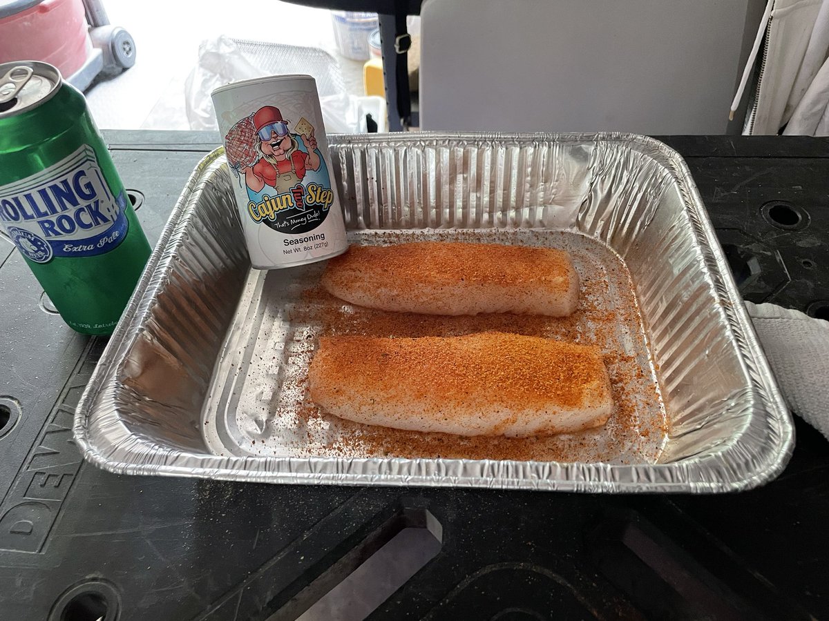 BigCdad's tweet photo. @PitBossGrills #fillitupfriday with some chicken breast, cod, and salmon heavy dusted with some #stalekracker Cajun Two Step. Dat stuff is money! Also smoked some habaneros for my hot 🥵 Bbq sauce. https://t.co/Eyq6rXeV5U