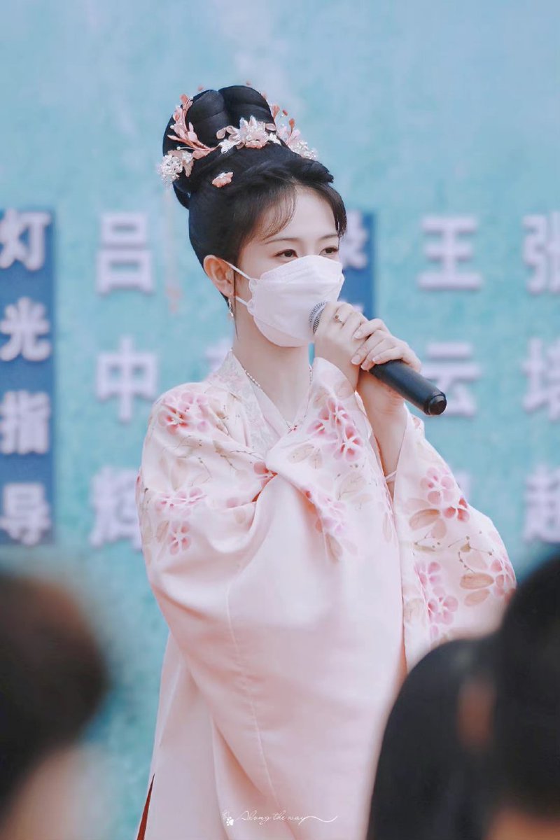 hourlybailu's tweet photo. Here she is! 😍❤️💜🤍 #BaiLu at #kunning booting ceremony
©alongtheway https://t.co/ln0awBpLAi