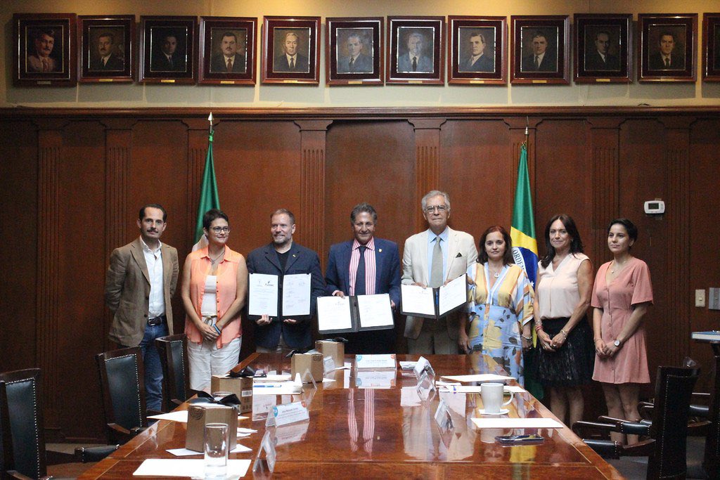 JuanJoseFrangie's tweet photo. Con mucha alegría me reuní con representantes de la ciudad @duquedecaxiasof y el cónsul honorario de Brasil en Guadalajara, Jesús Guerrero 🇧🇷, para firmar un convenio de colaboración entre Zapopan y la #Fundec, fundación de esta ciudad. 🙌🏼 https://t.co/0FegkUVUSa