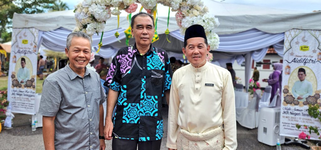 JKRTerengganu's tweet photo. Bersama Mantan-mantan Pengarah Kerja Raya Terengganu yg turut hadir pd Majlis ini.  
@irckb_chedin @yusufghani200 https://t.co/6d9yZ8ZJTc