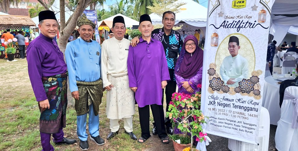 JKRTerengganu's tweet photo. Bersama Mantan-mantan Pengarah Kerja Raya Terengganu yg turut hadir pd Majlis ini.  
@irckb_chedin @yusufghani200 https://t.co/6d9yZ8ZJTc