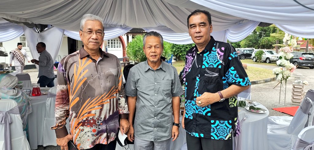 JKRTerengganu's tweet photo. Bersama Mantan-mantan Pengarah Kerja Raya Terengganu yg turut hadir pd Majlis ini.  
@irckb_chedin @yusufghani200 https://t.co/6d9yZ8ZJTc