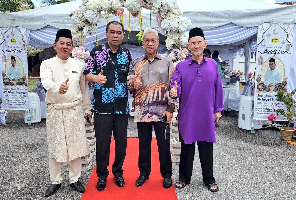 JKRTerengganu's tweet photo. Bersama Mantan-mantan Pengarah Kerja Raya Terengganu yg turut hadir pd Majlis ini.  
@irckb_chedin @yusufghani200 https://t.co/6d9yZ8ZJTc