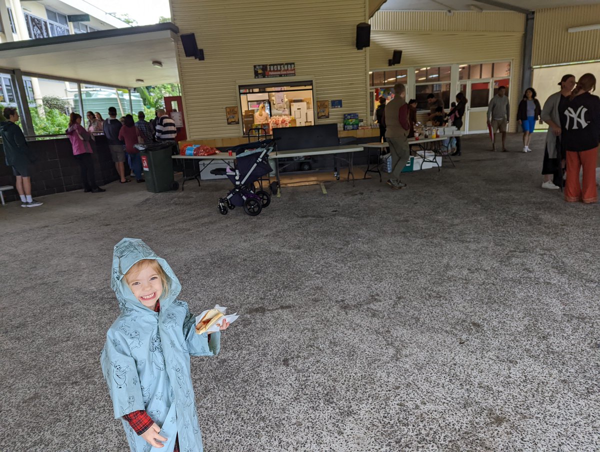 adamjonwilliams's tweet photo. Snags and voting at #pullenvale state school! https://t.co/t5523gvReP
