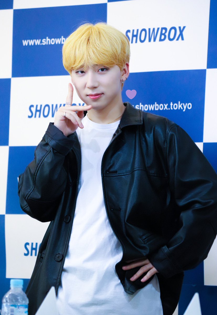 20010419_com's tweet photo. 220520 포토타임

 🥺💜

#AMBITION #엠비션 #ROOKIE #루키
@ambition_1004  @imjust_hh https://t.co/aokSMo4qVj