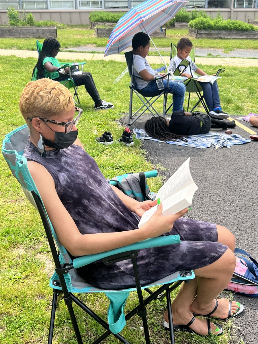 CHES_TAG's tweet photo. Yes, even our @capitolheightse Principal and teachers enjoyed our afternoon of school wide reading outdoors! The CHES BookNook is born!! #CHESBOOKNOOK #CHESTAG2 #chesMcCoy2 #chesEdwards2 #CHESROCKS #CHESREADS https://t.co/r5zZKSitc9
