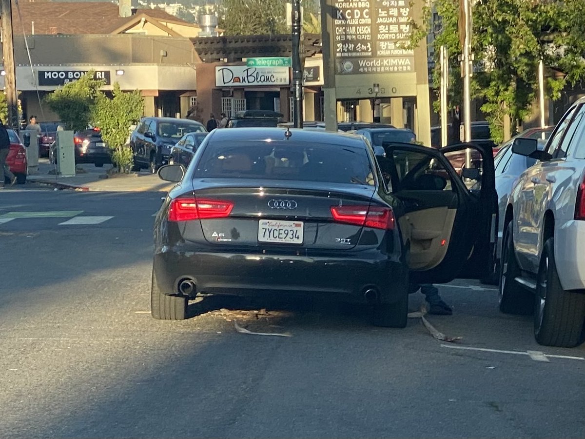ravipina's tweet photo. Waiting for my food at 44th and Trmescal 2 guys popped out of this Audi with masks. One had a flashlight looking in the white SUV. They bolted as soon as they saw me take pictures.  Seems legit.  /cc .@oaklandpoliceca https://t.co/J0VEHKYGJ4