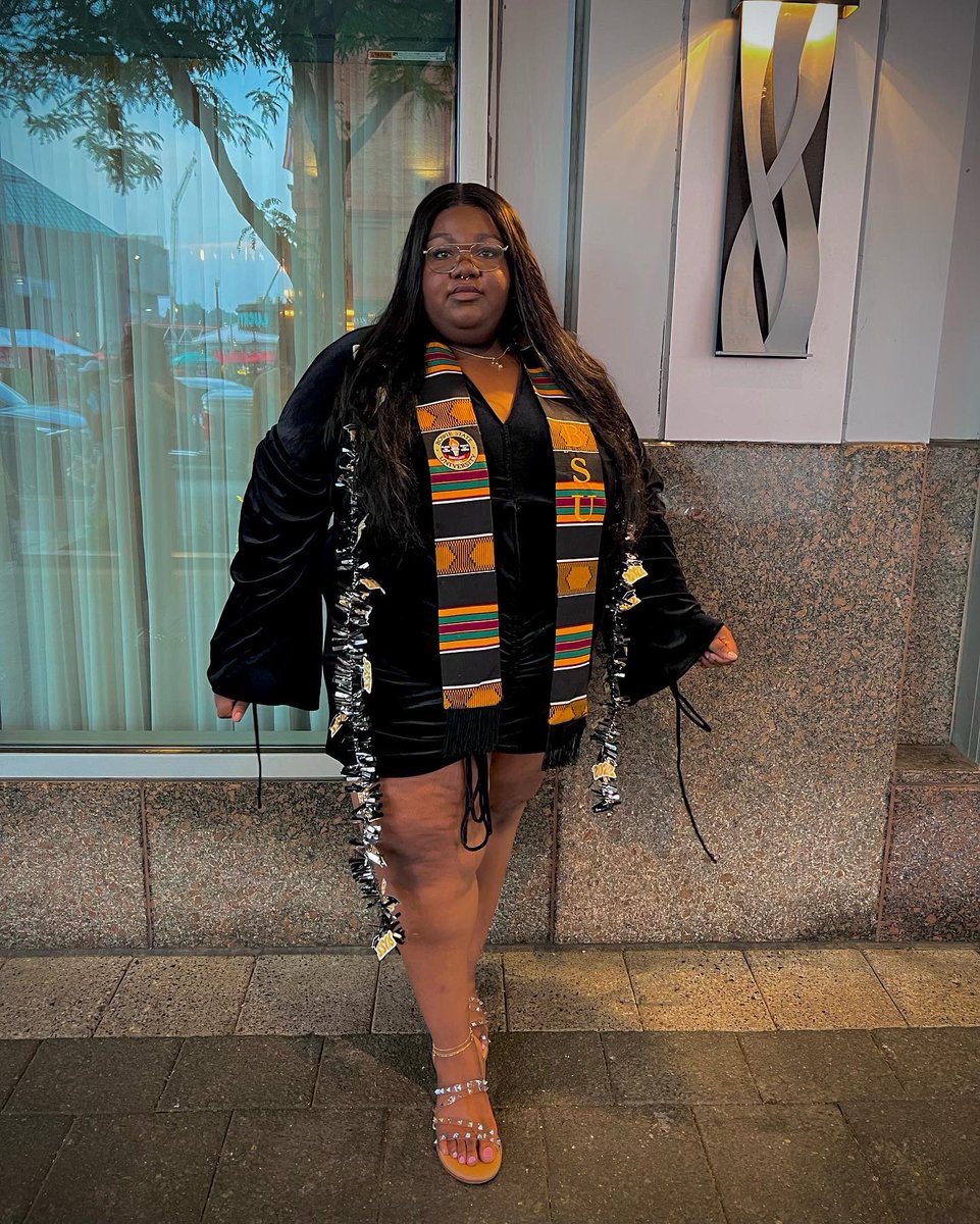 MeniyahSimone's tweet photo. Fine, black, and educated 🎓✨ https://t.co/9QpL8TE1Se
