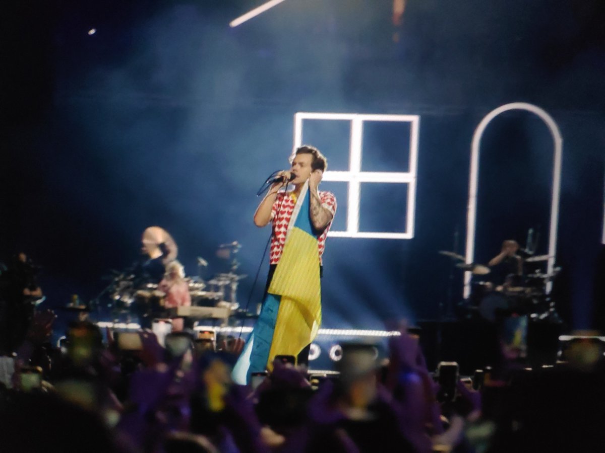 hsdaily's tweet photo. Harry with the Ukraine flag during Sign of the Times at #OneNightOnlyNY https://t.co/4rlF48rp7N
