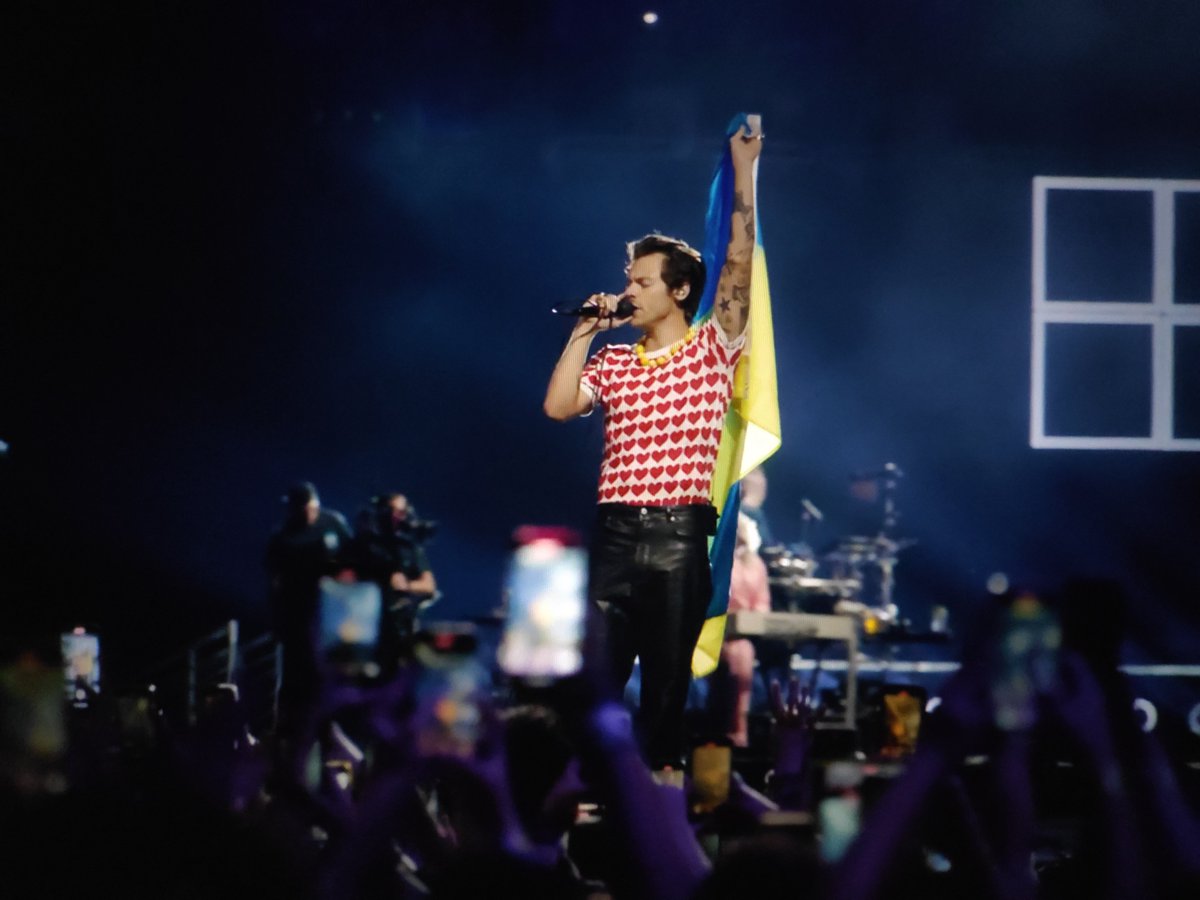 hsdaily's tweet photo. Harry with the Ukraine flag during Sign of the Times at #OneNightOnlyNY https://t.co/4rlF48rp7N