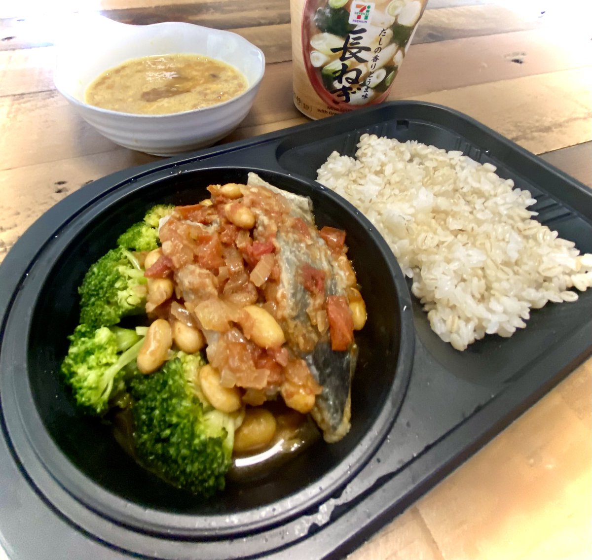 workout_food's tweet photo. 今日のワークアウトフードはこれ☝️
肉厚のアジをじっくりソテー😋

🐟アジのソテー トマトソース🍅
・エネルギー：422kcal
・たんぱく質：31.5g
・脂質：7.1g
・炭水化物：55.3g
・食塩相当量：3.4g

ヘルシーでも栄養満点！ アジだけに味が美味しい💪 https://t.co/ImjE1DsiQY
