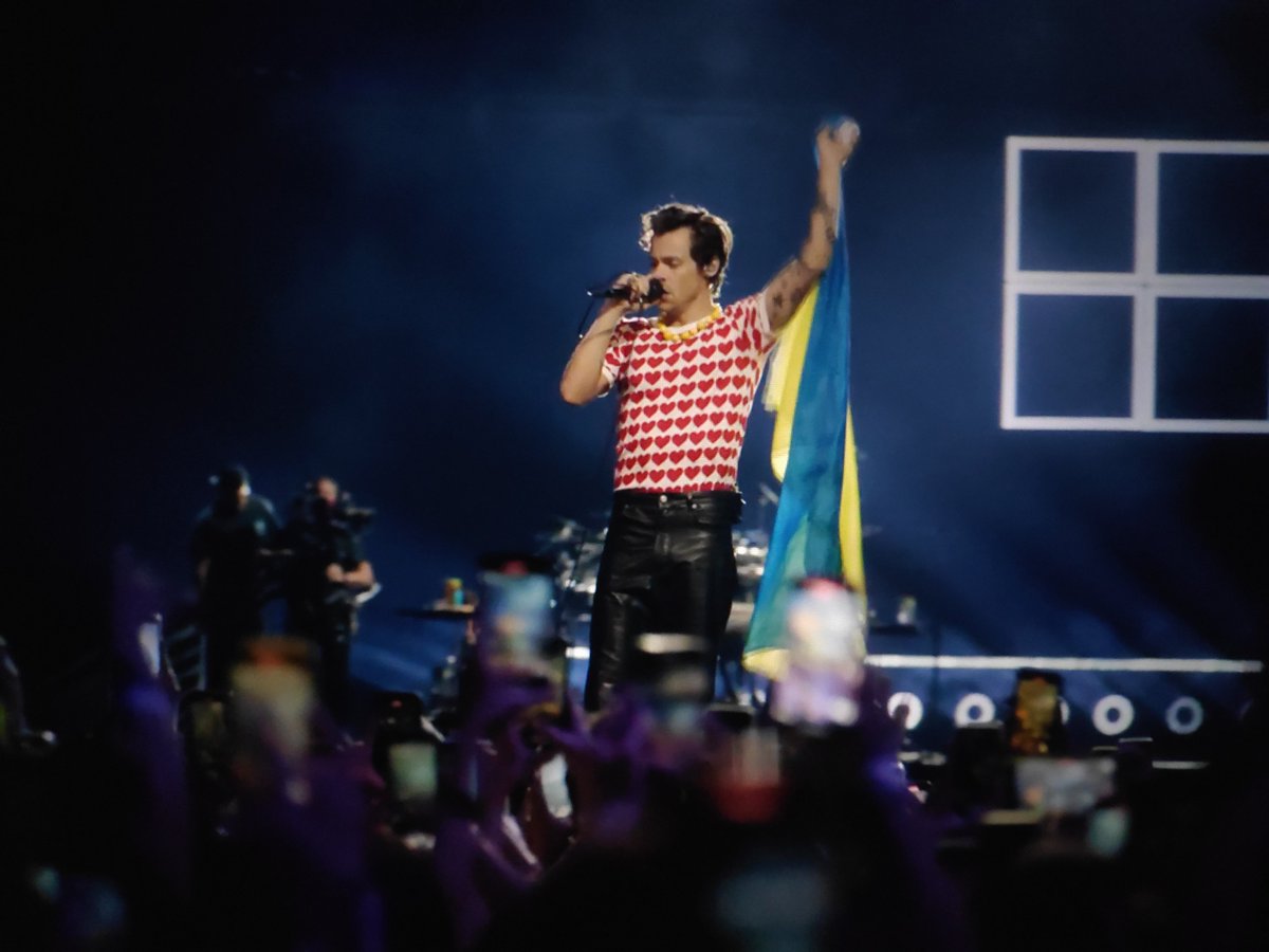 hsdaily's tweet photo. Harry with the Ukraine flag during Sign of the Times at #OneNightOnlyNY https://t.co/4rlF48rp7N