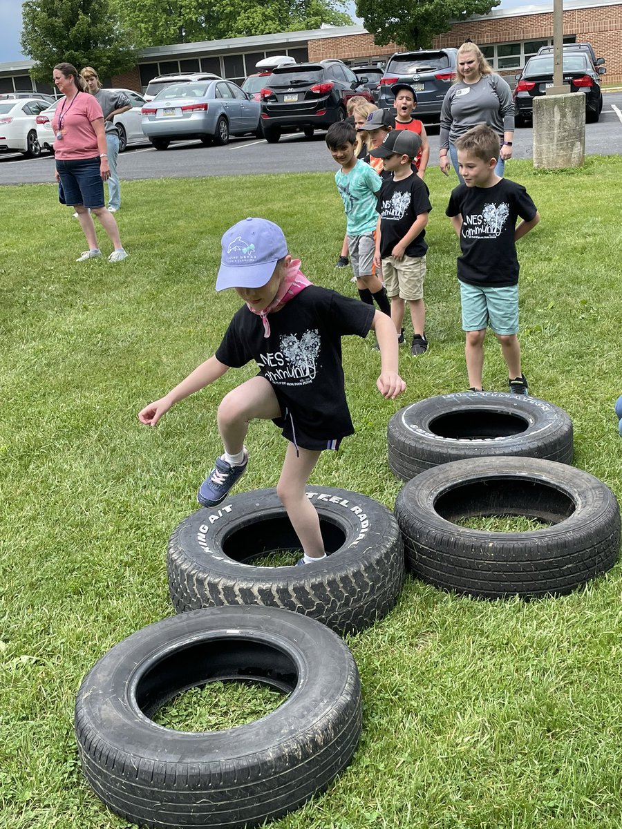 PaulaClendaniel's tweet photo. Lots of fun at NES field day today! Relays, Parachute, Obstacle Course and snow ones were all a hit! #becomebelongnycsd #yocommunity #nespolarbears https://t.co/Q9ZHF26aI1