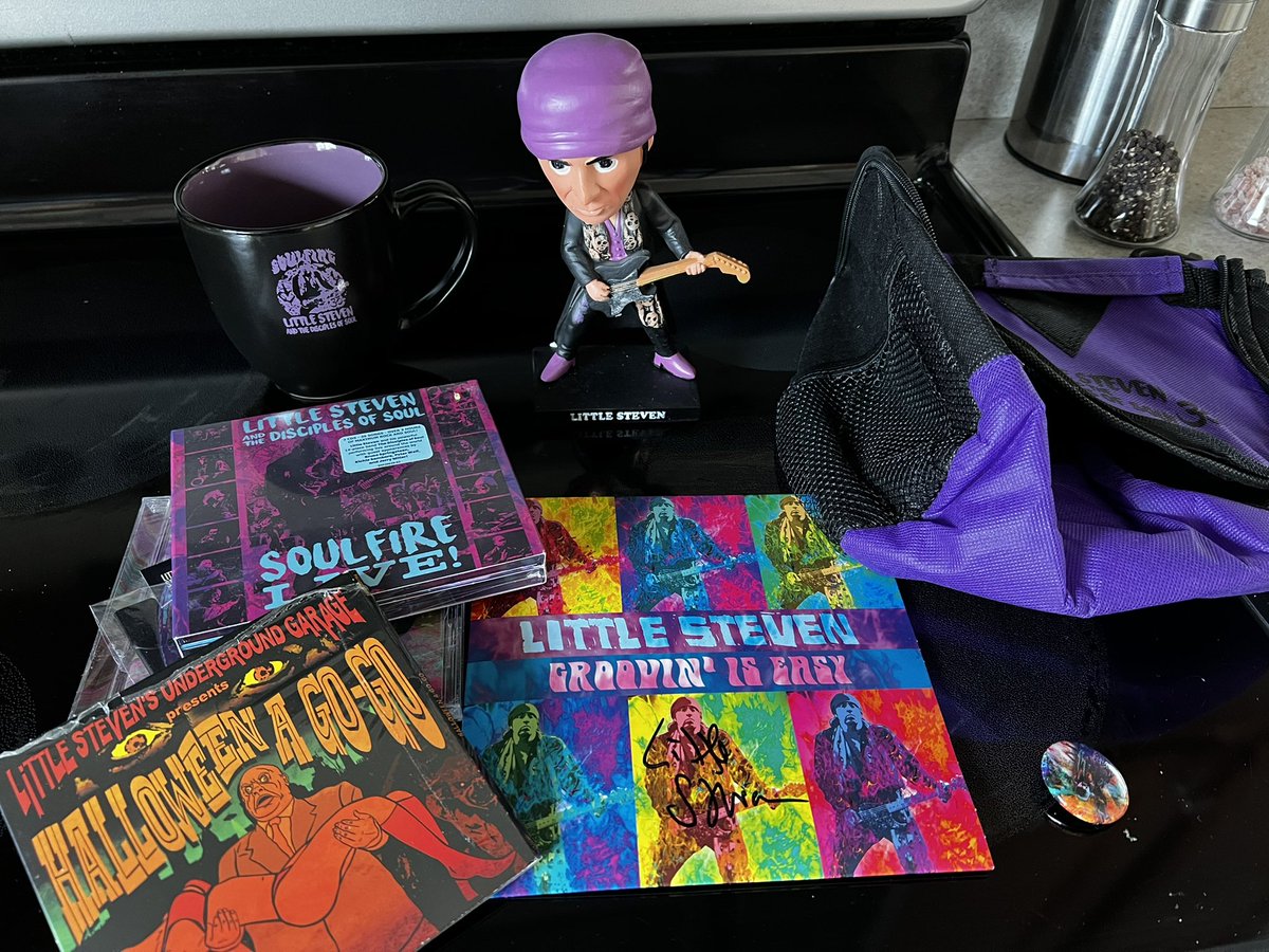 GetRdy2Rumbaugh's tweet photo. Just got the @StevieVanZandt autographed box set https://t.co/G6BhmzaJcI