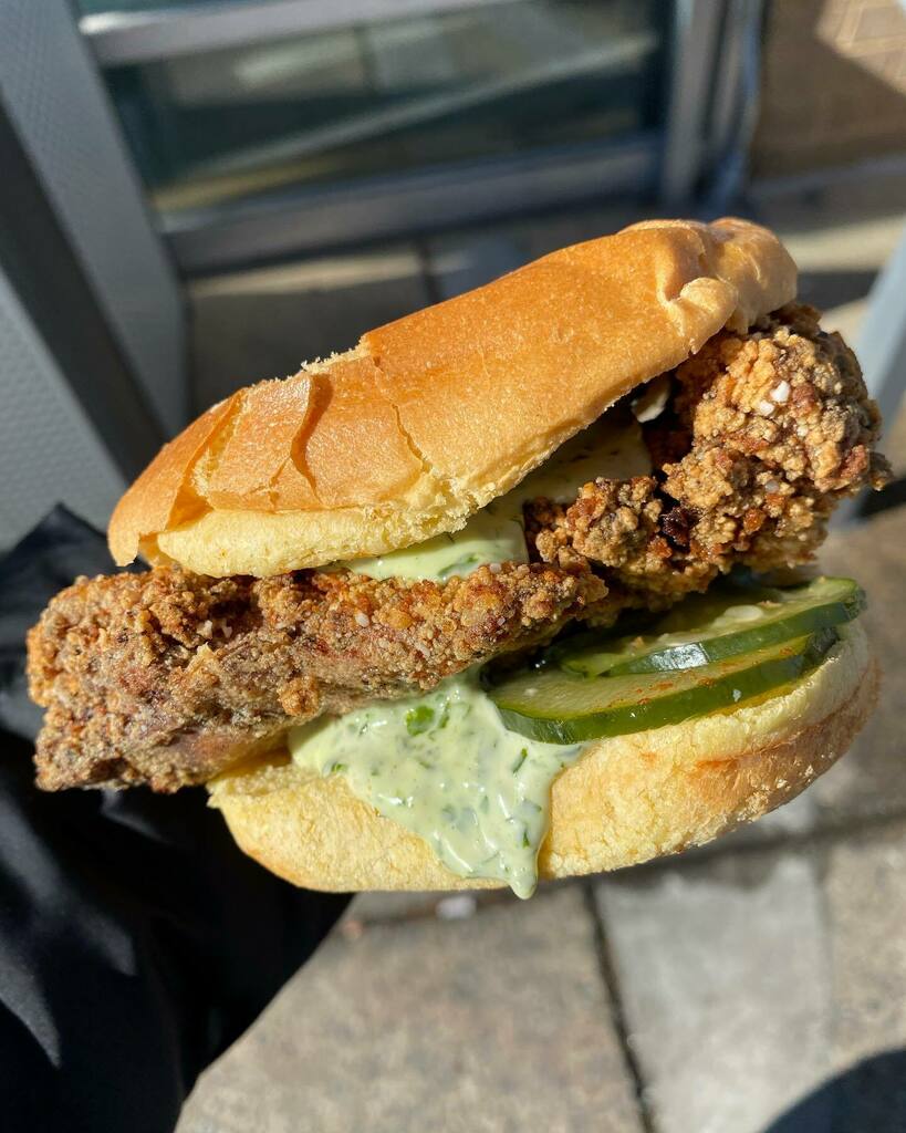 TGIFryday 🫠 // Taiwanese chicken sandwich (THE GREEN SAUCE IS 💯) from Teas’n You in Tysons, Vienna, VA