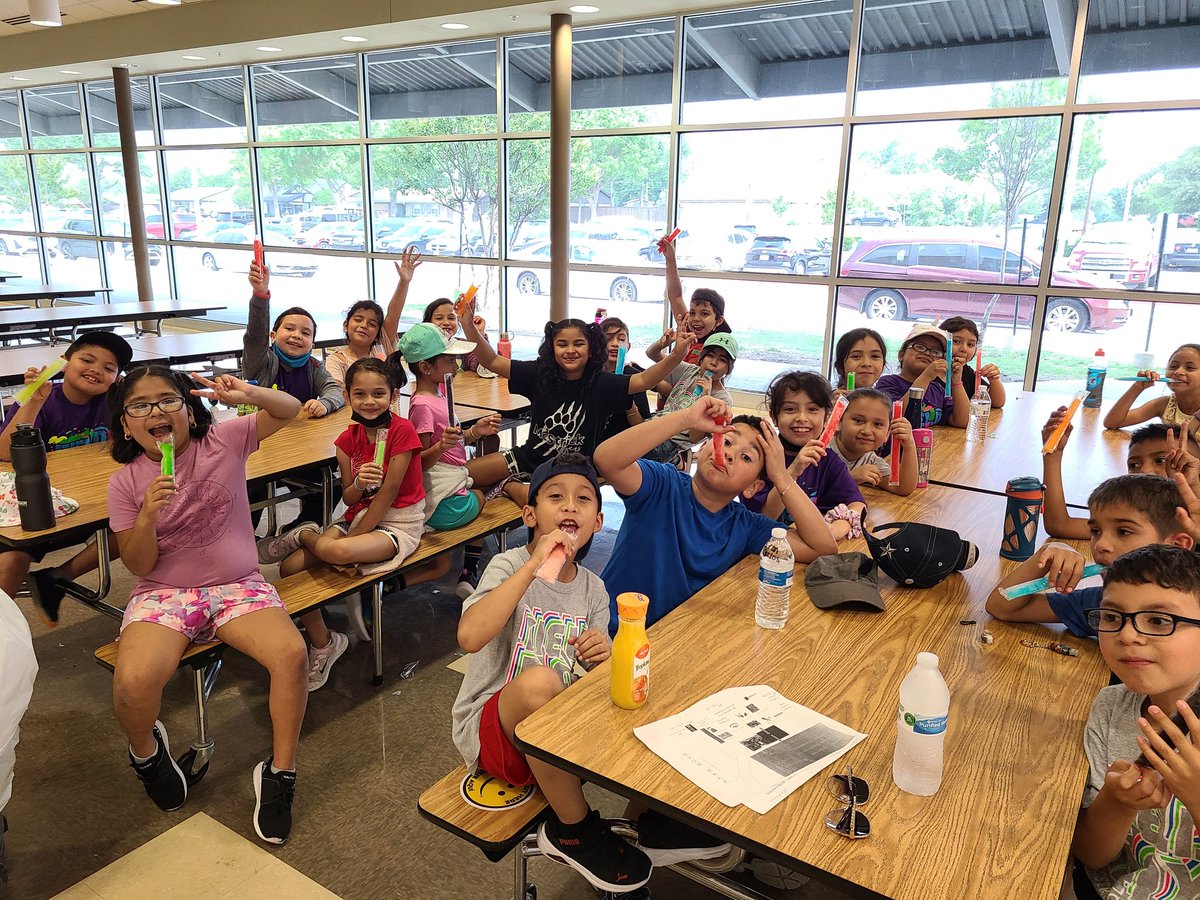 MaestraRdz's tweet photo. Field day 2022 was a BLAST!!! Thank you Coach Yo for organizing. @Coach_Yo15 @RomeroJosue7 @TigerNetwork @MsMedina2nd @MsCampion2nd https://t.co/vTnSJF0WG5