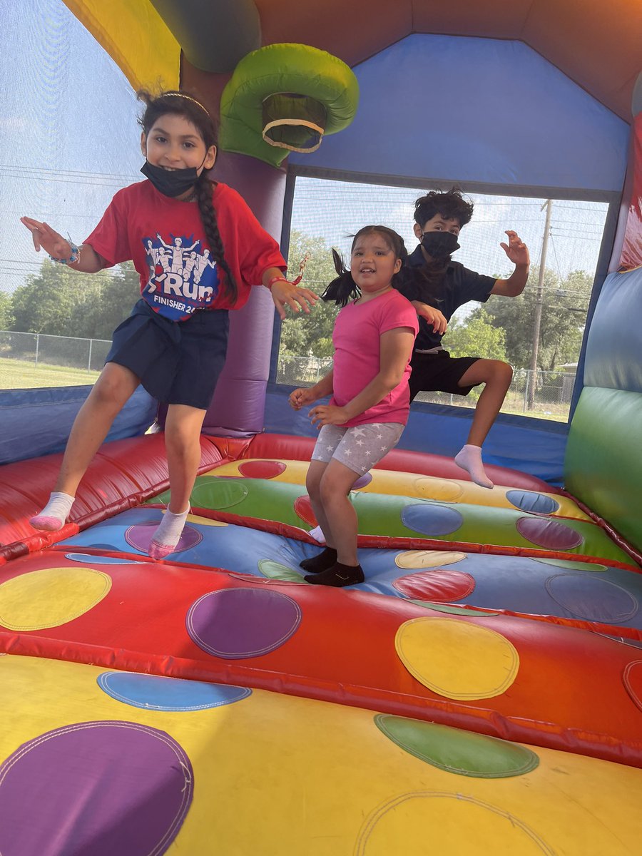 steppintheclass's tweet photo. Field day was a success!! I had a great first field day as a teacher experience thanks to @coach_darstpe @ASJohnston1 #jaguarnation #fluentinsuccess https://t.co/uwEGpMzU14