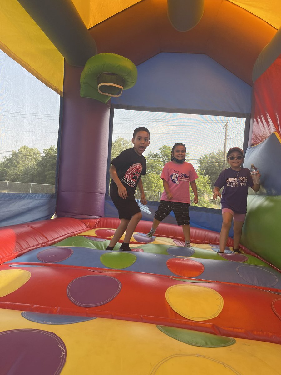 steppintheclass's tweet photo. Field day was a success!! I had a great first field day as a teacher experience thanks to @coach_darstpe @ASJohnston1 #jaguarnation #fluentinsuccess https://t.co/uwEGpMzU14