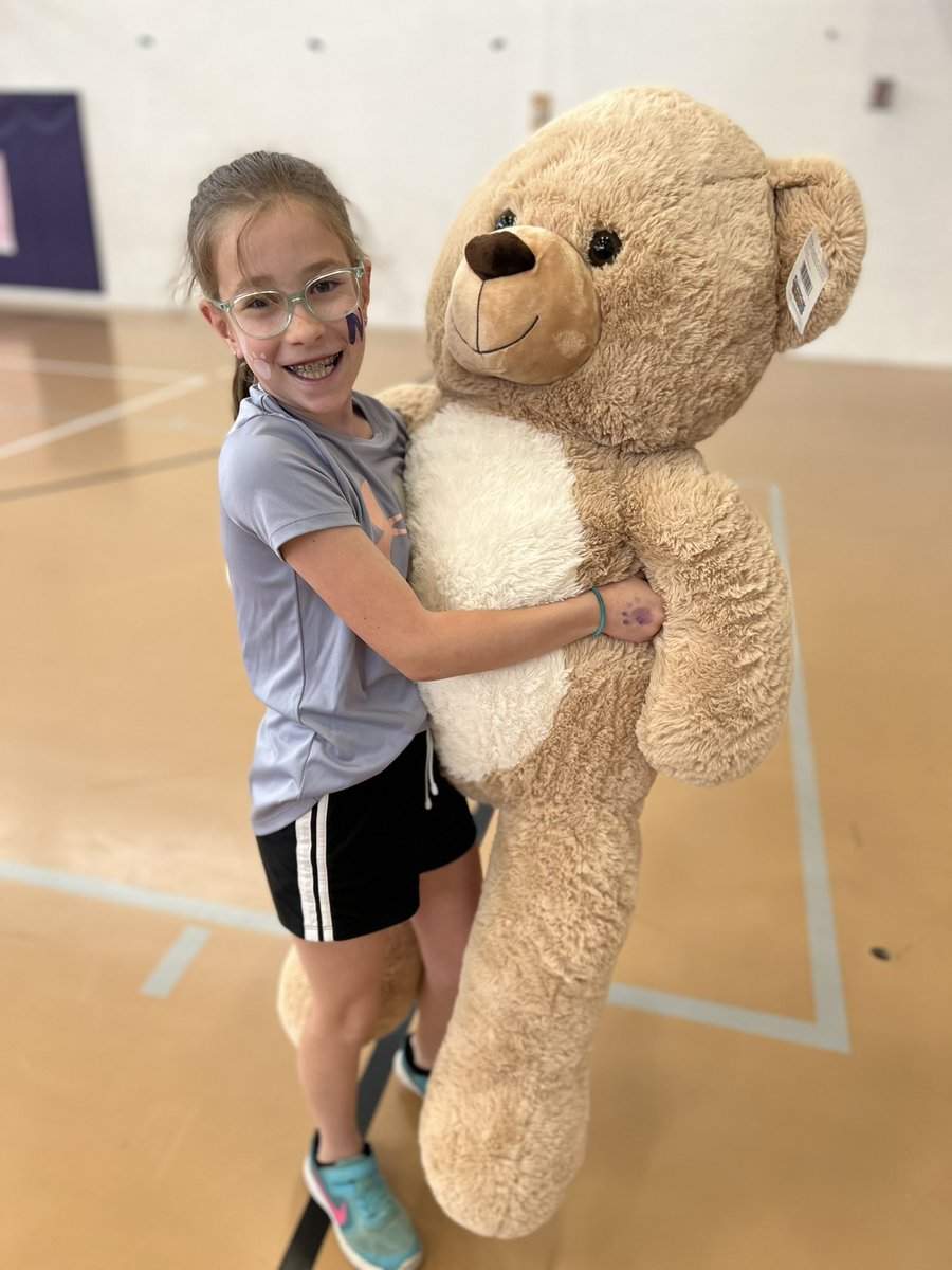 MissCarlsonPE's tweet photo. There was little time for photos, but lots of time for fun! #BecomeBelongNYCSD #YOCommunity #NEScommunity #Fieldday #ODOB https://t.co/6ED4dZPnWh
