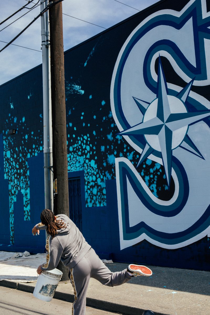 caseyworks's tweet image. Photos of @jp_crawford adding some paint to the mural - and then wiping his hands clean on muralist @_acodd. Thanks to @sarahalamshaw @Mariners @RealGregg for the fun story.