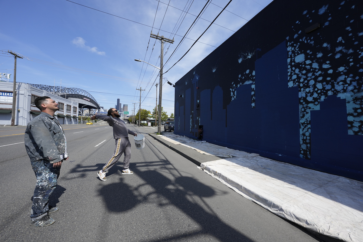 caseyworks's tweet image. Photos of @jp_crawford adding some paint to the mural - and then wiping his hands clean on muralist @_acodd. Thanks to @sarahalamshaw @Mariners @RealGregg for the fun story.