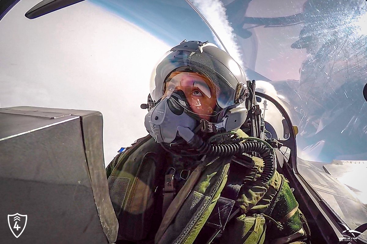 EscadronsChasse's tweet photo. Un pilotage qui ne pardonne pas l'erreur. Une heure de vol, c'est une heure au taquet, à 120 % de ses capacités, à fond, jusqu'à l'usure.
On se pose. 
Et on est impatient que ça recommence !
#Rafale #4EC https://t.co/5YLjgEuZJi