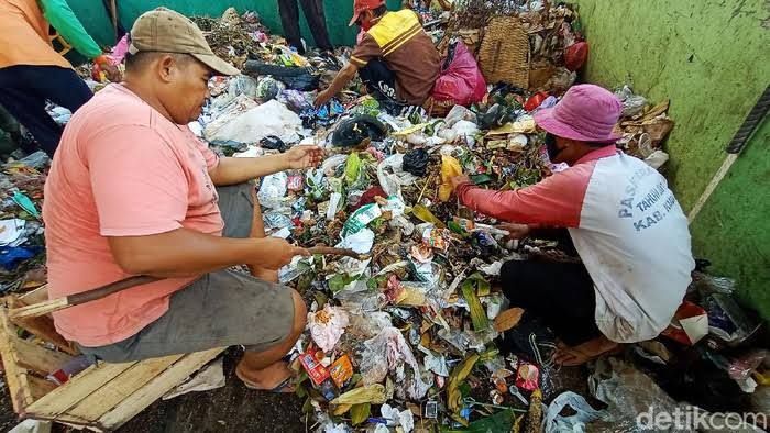 Kenko23607208's tweet photo. jangan asal2an buang sampah, memilah sampah itu perlu #SemangatSalingBantu @Satu_Indonesia jadi bisa aman,nyaman dan bersih di tempatnya https://t.co/GFTuzOZUzC
