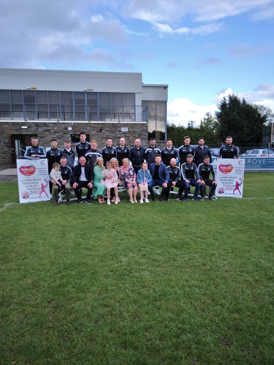 ClaneGAA's tweet photo. Reidy family with the Clane Senior Hurling Team #johnreidyhurling @DaloAnto @MrJackieTee https://t.co/WjISH5sl6D