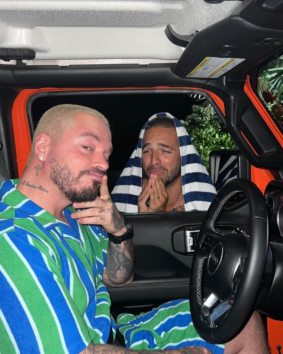 BravissimoCity's tweet photo. “Ayer conocí a un gran fan y me dice que será grande en la música y bueno yo le veo potencial” 🤣🤣
Esas fueron las palabras que utilizo @jbalvin al encontrarse con @maluma ♥️

Amamos sus muestras de cariño. 😅

#bravissimo2022 #jvalbin #maluma #fan #entretenimiento https://t.co/PuQITUyzLn