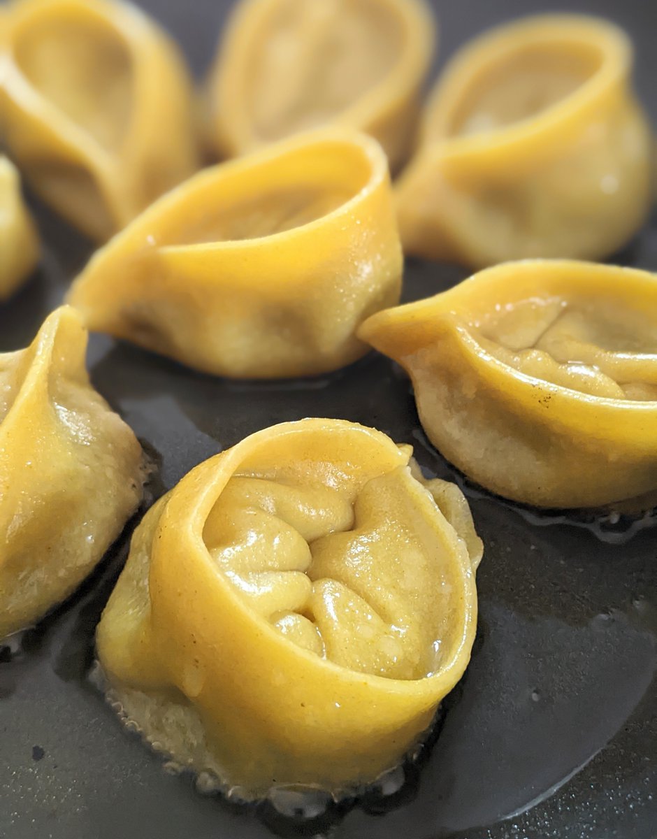 meimeidumplings's tweet photo. Pan-searing dumplings for that #crispybottom 🤤 Stay cool this weekend!☀️
📸@christinapzhou https://t.co/AopT5HRbUu