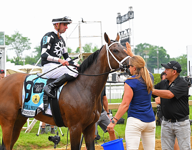 BH_AEberhardt's tweet photo. Stalking the early pace, #Interstatedaydream with @flothejock wins the G2 #BlackEyedSusan for @StatonFlurry and @bradcoxracing By #ClassicEmpire @coolmoreamerica @Brysoncox23 More @BloodHorse https://t.co/VFW4TnfPBJ