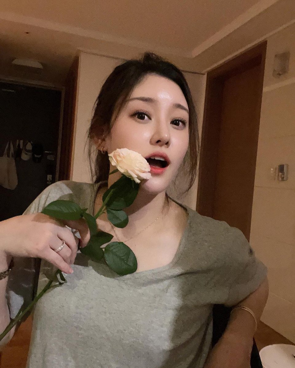 Emily0808d's tweet photo. I won't be showing off who I have around me anymore I'm afraid a sudden departure will embarrass me I don't expect anyone to be my future I'm afraid I'll end up with a big dream and nothing https://t.co/lhRQGfOAgO