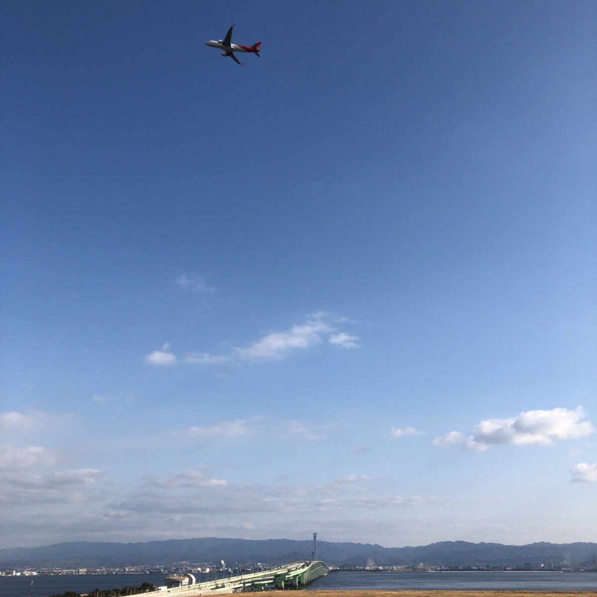 hideto_s's tweet photo. 今朝は馴染みの橋が取り上げられている。空港に渡る時のわくわく感は飛行機に乗る、見るどちらの時も湧き上がる。
 #やっぱし橋が好き #関空連絡橋 https://t.co/vdMRQNDCaI