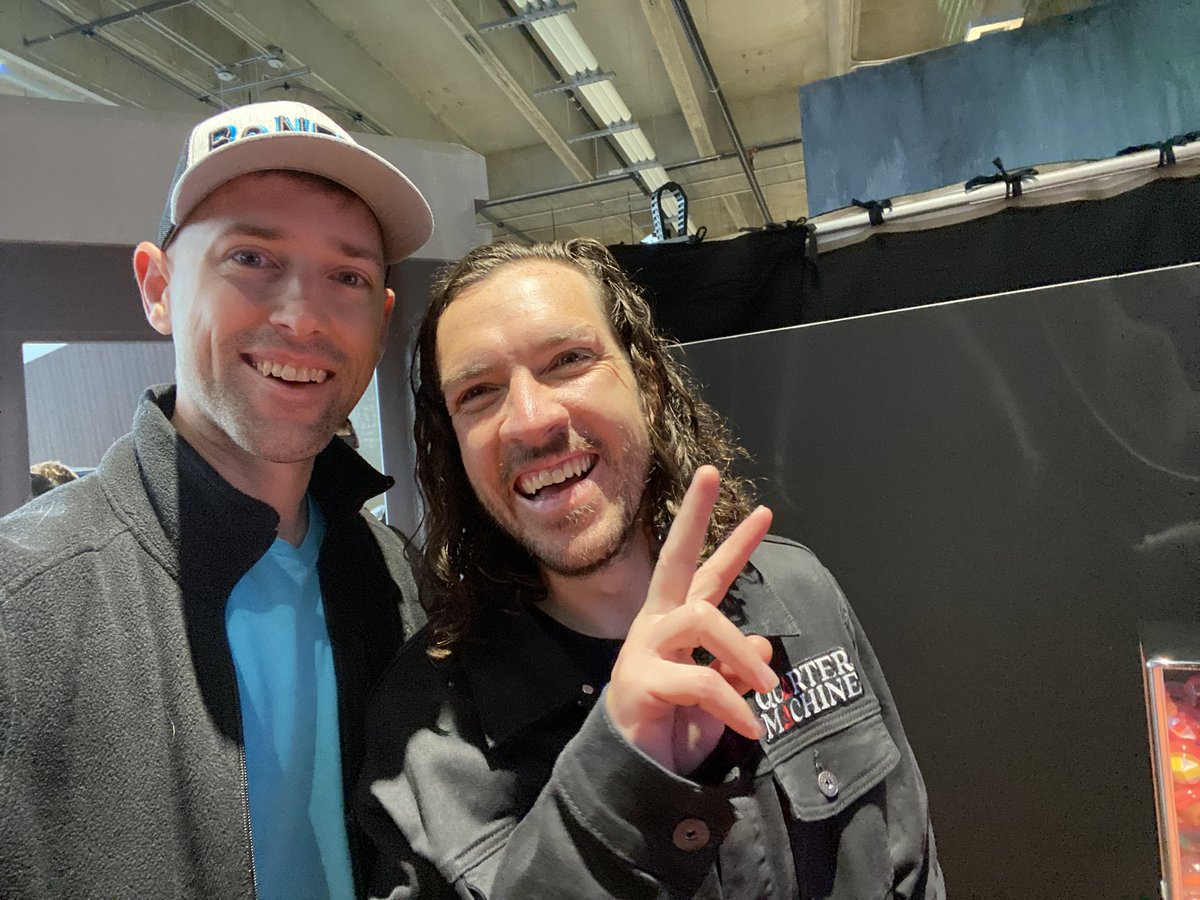 fixedwing4's tweet photo. Highlight of the weekend already getting to meet @Shonduras IRL #ogyoutuber #veecon #veefriends https://t.co/58fSp7882J