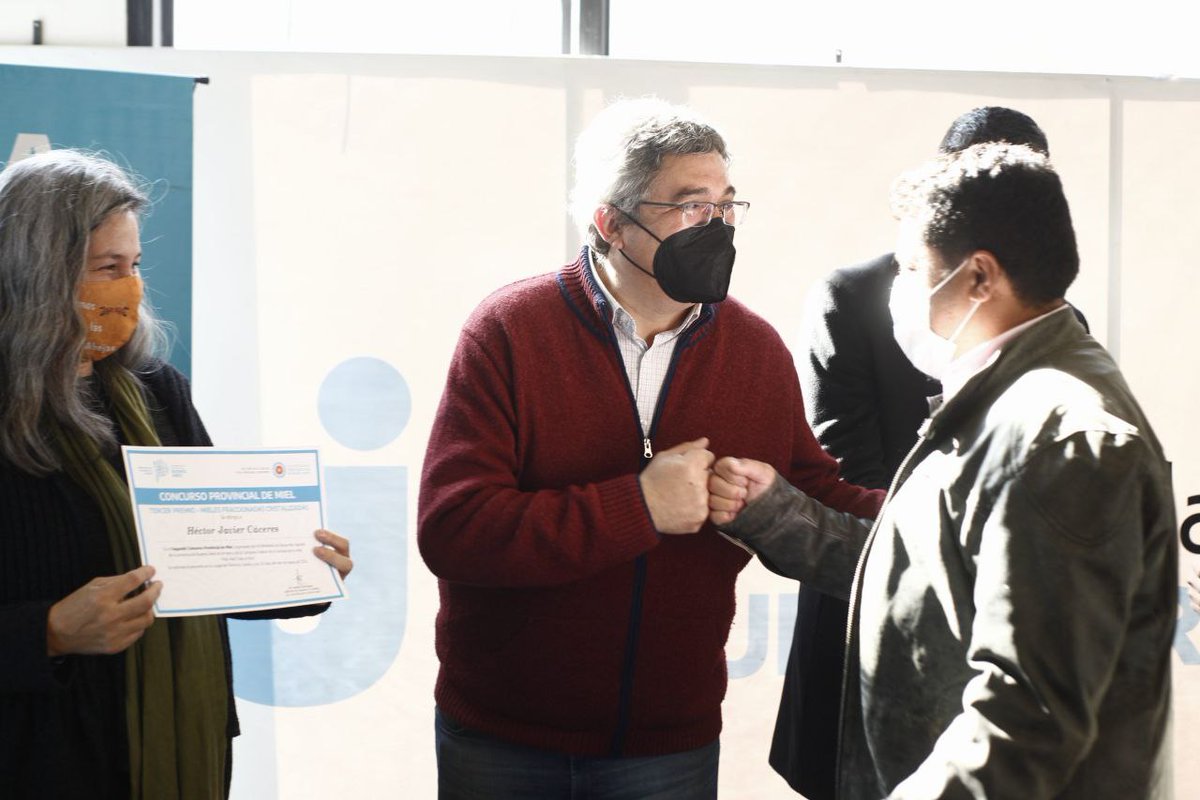 AgrarioPBA's tweet photo. Durante el 2° Congreso Apícola del Periurbano, el ministro @JavoRodriguezL premió a los ganadores del Concurso Provincial de Miel. A través de programas como Promoción de mieles bonaerenses, Jóvenes emprendedores apícolas y Fondo Rotatorio Apícola estamos potenciando la actividad https://t.co/xC6MQ14H4r