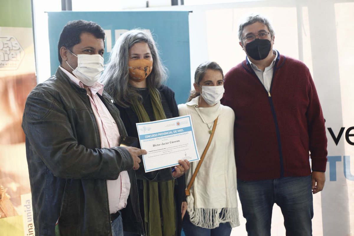 AgrarioPBA's tweet photo. Durante el 2° Congreso Apícola del Periurbano, el ministro @JavoRodriguezL premió a los ganadores del Concurso Provincial de Miel. A través de programas como Promoción de mieles bonaerenses, Jóvenes emprendedores apícolas y Fondo Rotatorio Apícola estamos potenciando la actividad https://t.co/xC6MQ14H4r