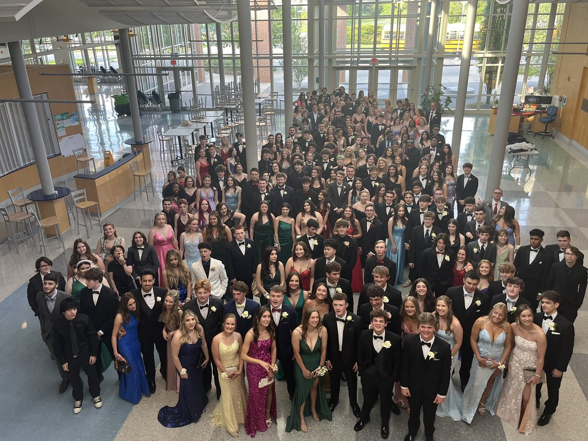 TweetDHS's tweet photo. Class of ‘22 off to the prom! https://t.co/3dCLJQC7Ej