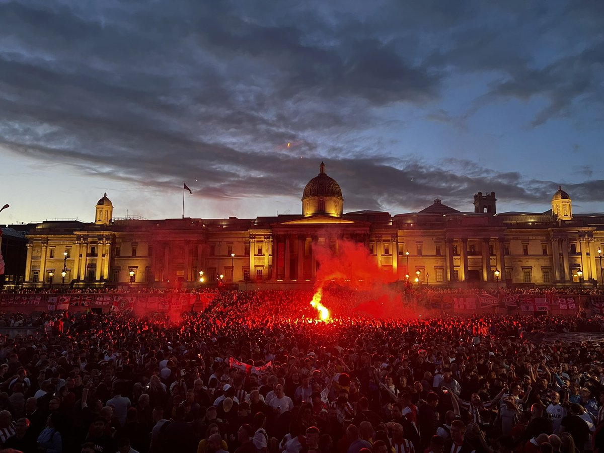 #TrafalgarSquare #HawayTheLads