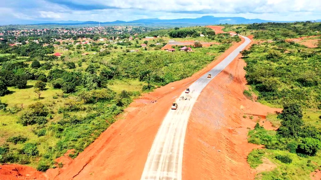 bahoro09's tweet photo. Sur la RN1 Coya-Kindia-Mamou, vous allez forcement voir une montagne fendue à une distance de 6km contournant completement le centre de #Linsan.
Lorsque vous y passez, n'hesitez pas de vous faire des selfies. J'adore le paysage de #Guinée.
#DestinationGuinee #VisiteGuinee https://t.co/hPW1rY1IuQ