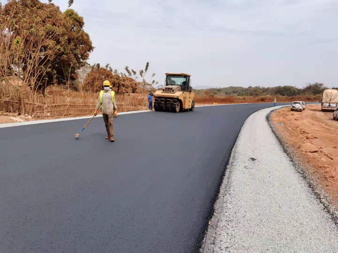 bahoro09's tweet photo. Sur la RN1 Coya-Kindia-Mamou, vous allez forcement voir une montagne fendue à une distance de 6km contournant completement le centre de #Linsan.
Lorsque vous y passez, n'hesitez pas de vous faire des selfies. J'adore le paysage de #Guinée.
#DestinationGuinee #VisiteGuinee https://t.co/hPW1rY1IuQ